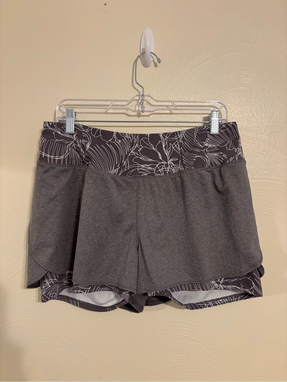 Calia Carrie Underwood Layered Running Shorts L Gray Floral